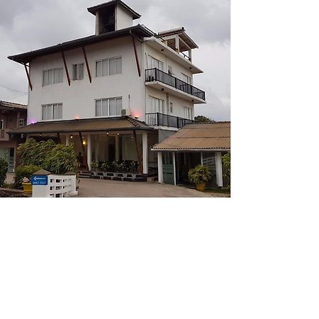 Onreech Hotel Seeduwa Luaran gambar
