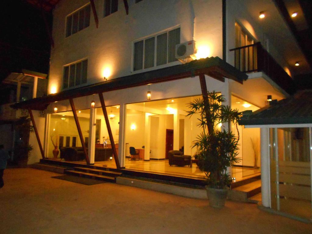 Onreech Hotel Seeduwa Luaran gambar